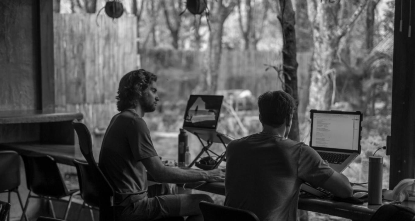 Teilnehmer arbeitet konzentriert an Werteübungen auf modernem Laptop